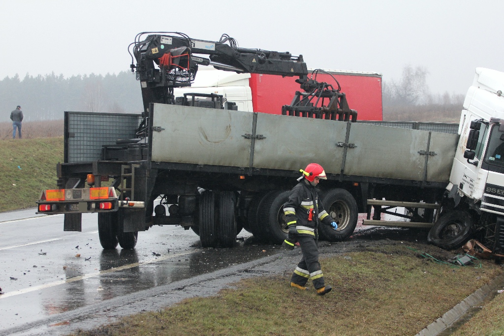 Na obwodnicy samochód ciężarowy zderzył się z osobówką