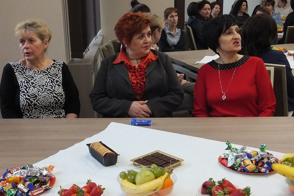 Pracownice starostwa obdarowane słodyczami na Dzień Kobiet