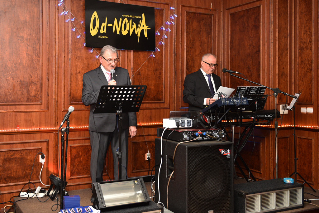 Policyjni emeryci zaprosili swoje panie na wspólne świętowanie