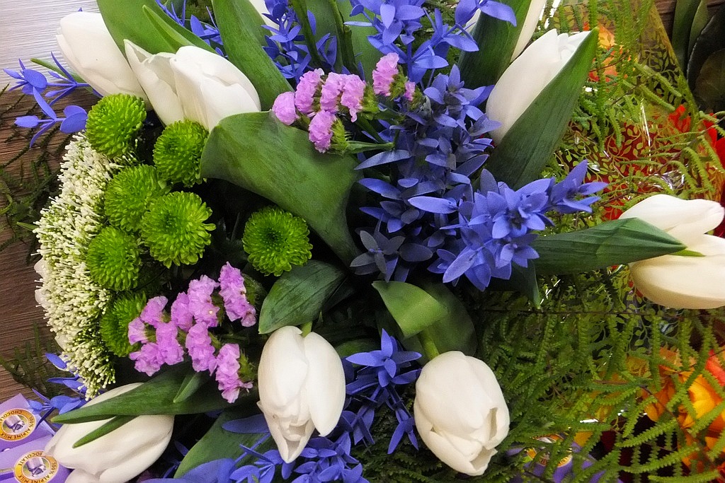 Pracownice starostwa obdarowane słodyczami na Dzień Kobiet