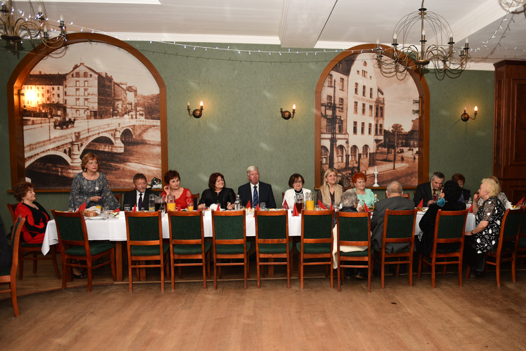 Policyjni emeryci zaprosili swoje panie na wspólne świętowanie