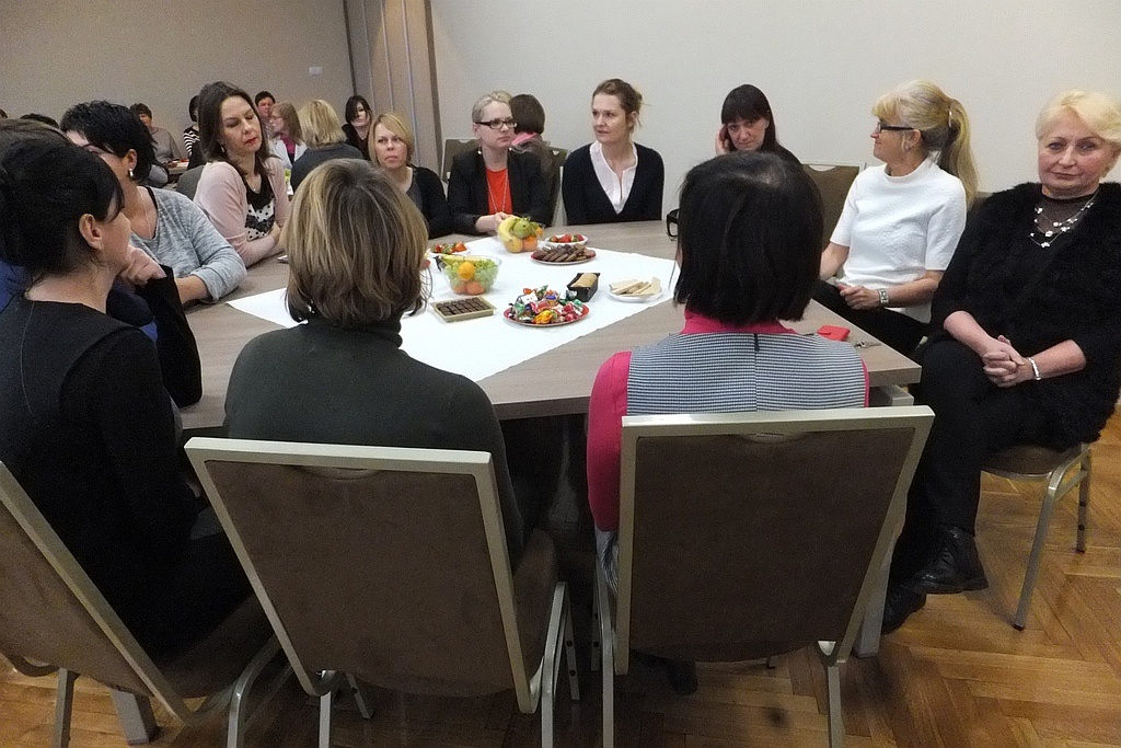 Pracownice starostwa obdarowane słodyczami na Dzień Kobiet