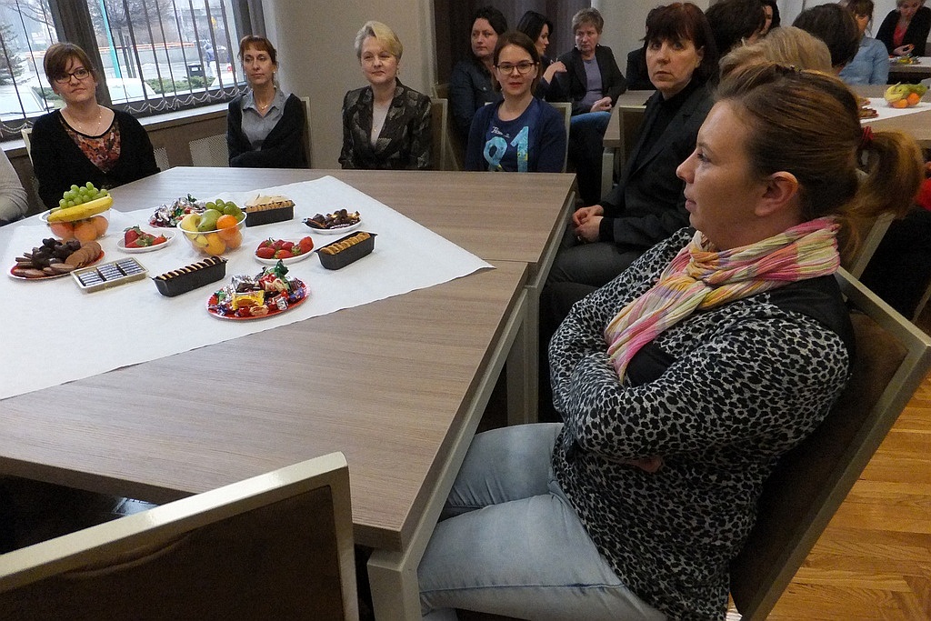 Pracownice starostwa obdarowane słodyczami na Dzień Kobiet