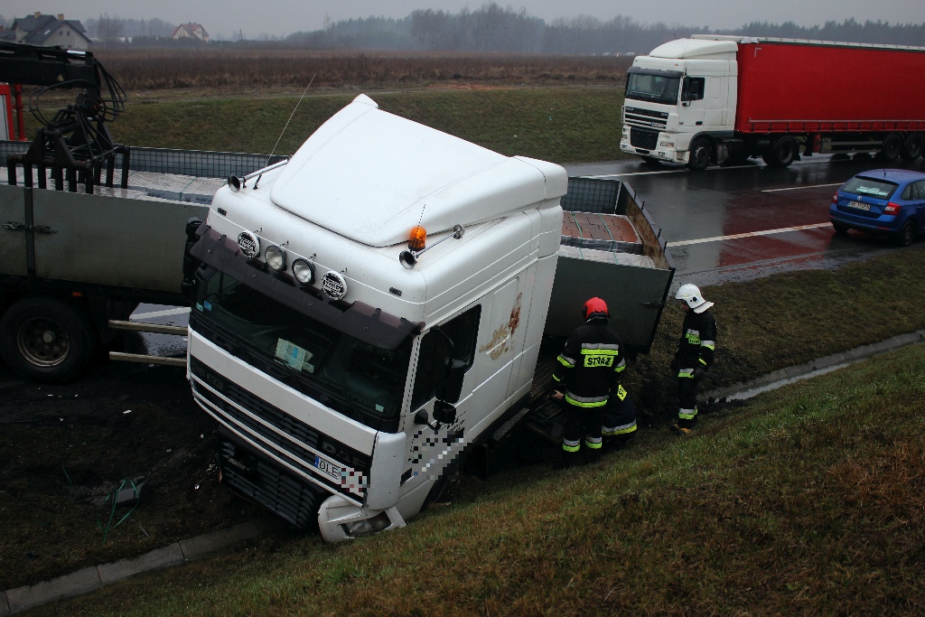 Na obwodnicy samochód ciężarowy zderzył się z osobówką