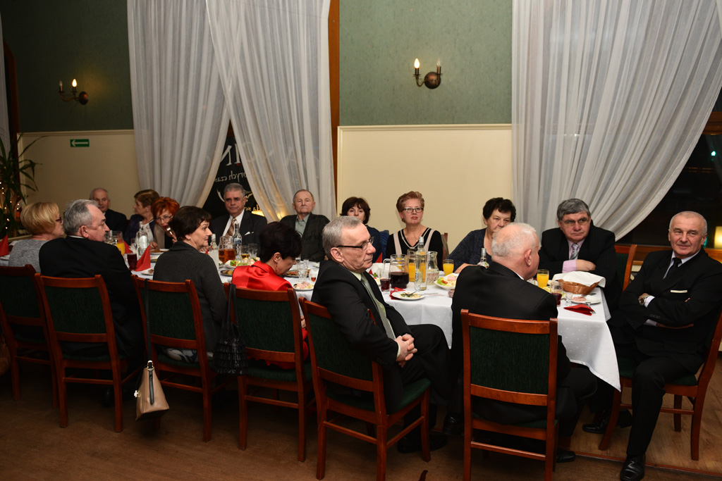 Policyjni emeryci zaprosili swoje panie na wspólne świętowanie