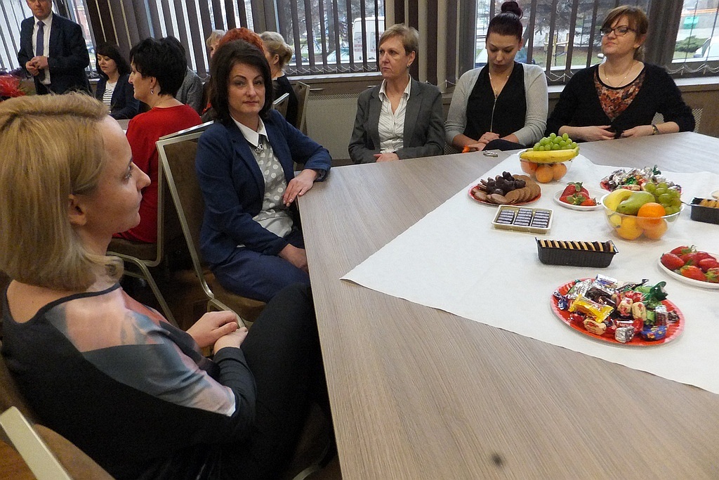 Pracownice starostwa obdarowane słodyczami na Dzień Kobiet