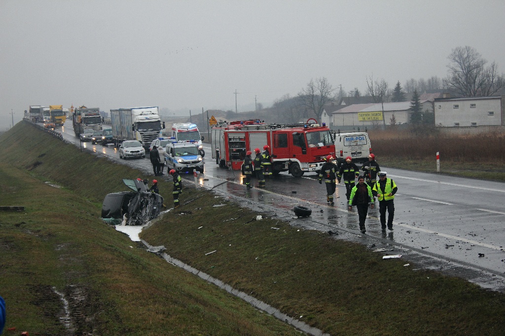 Na obwodnicy samochód ciężarowy zderzył się z osobówką