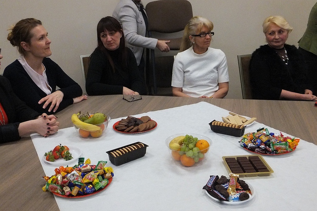 Pracownice starostwa obdarowane słodyczami na Dzień Kobiet