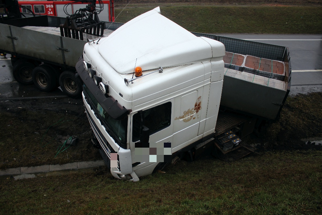 Na obwodnicy samochód ciężarowy zderzył się z osobówką
