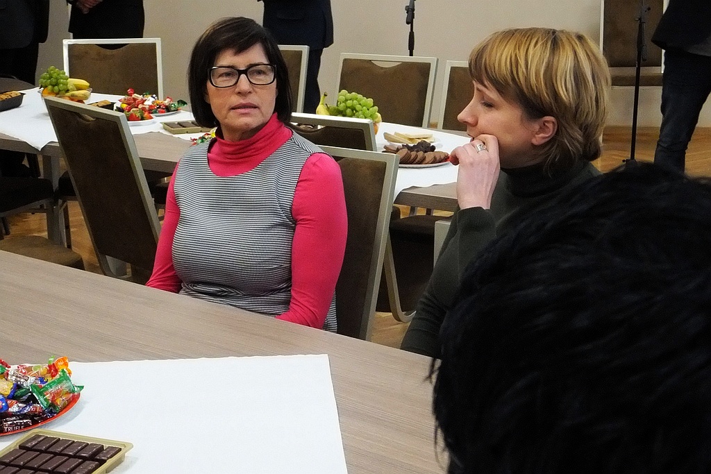 Pracownice starostwa obdarowane słodyczami na Dzień Kobiet