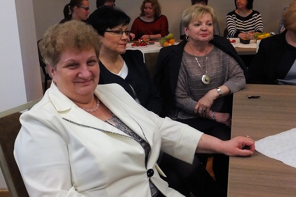 Pracownice starostwa obdarowane słodyczami na Dzień Kobiet