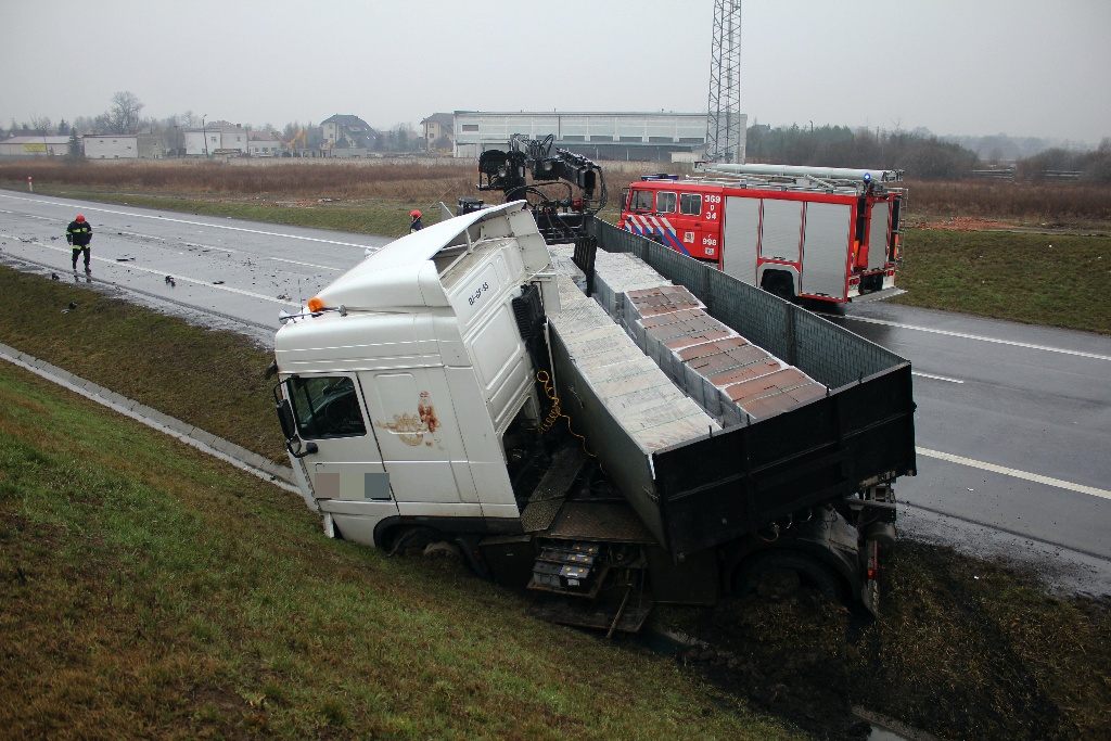 Na obwodnicy samochód ciężarowy zderzył się z osobówką