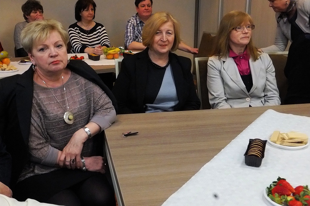 Pracownice starostwa obdarowane słodyczami na Dzień Kobiet