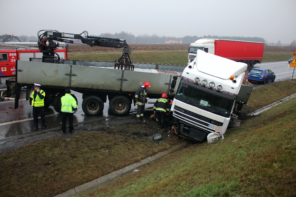 Na obwodnicy samochód ciężarowy zderzył się z osobówką