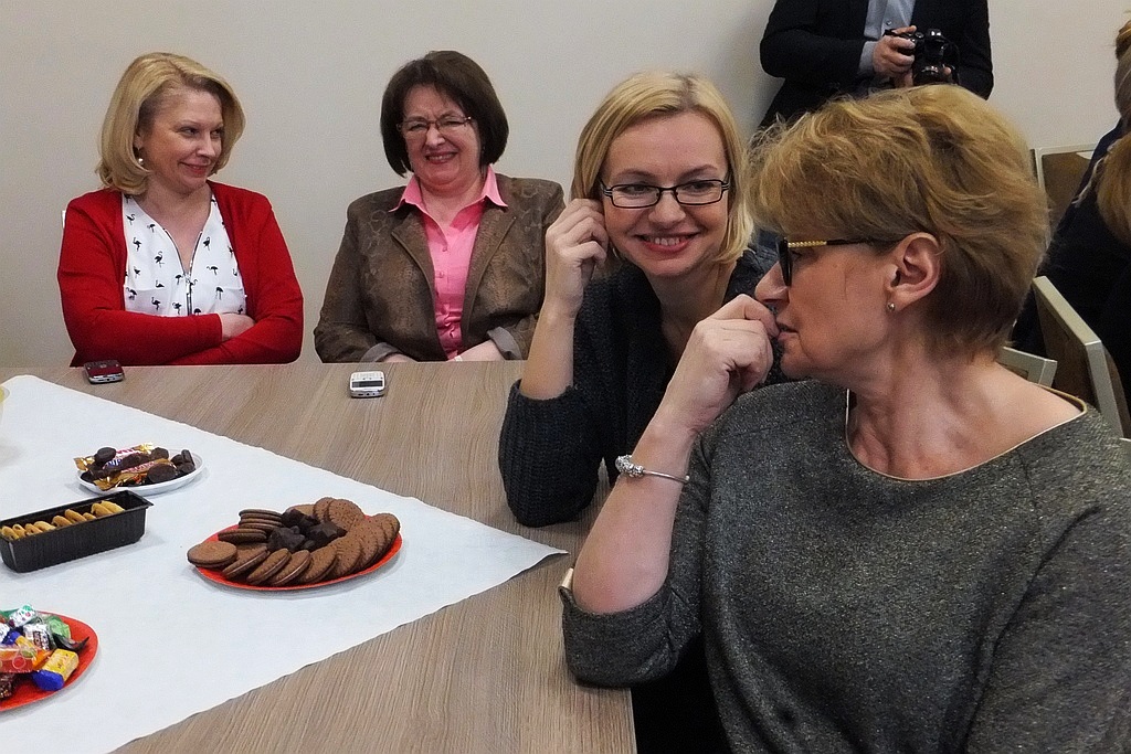 Pracownice starostwa obdarowane słodyczami na Dzień Kobiet