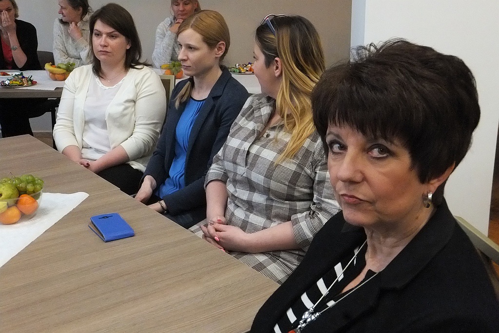 Pracownice starostwa obdarowane słodyczami na Dzień Kobiet