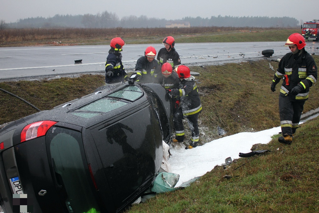 Na obwodnicy samochód ciężarowy zderzył się z osobówką
