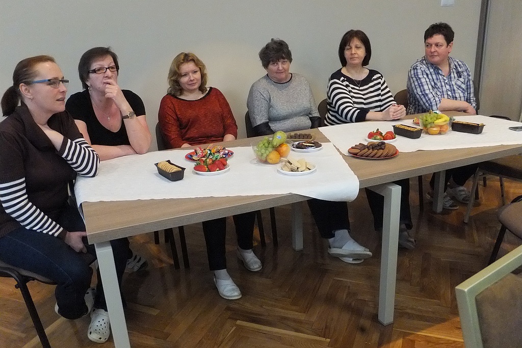 Pracownice starostwa obdarowane słodyczami na Dzień Kobiet