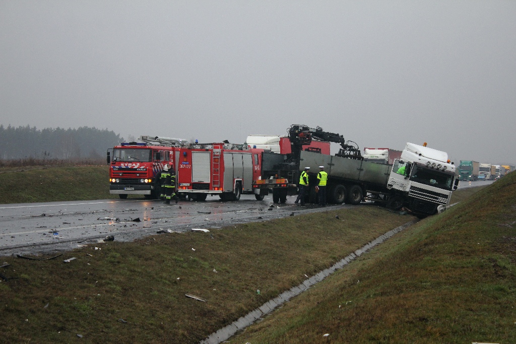 Na obwodnicy samochód ciężarowy zderzył się z osobówką