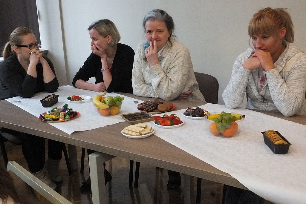 Pracownice starostwa obdarowane słodyczami na Dzień Kobiet