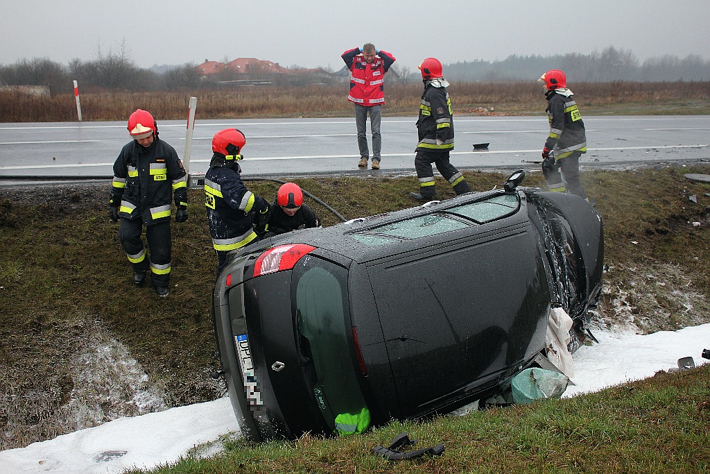 Na obwodnicy samochód ciężarowy zderzył się z osobówką