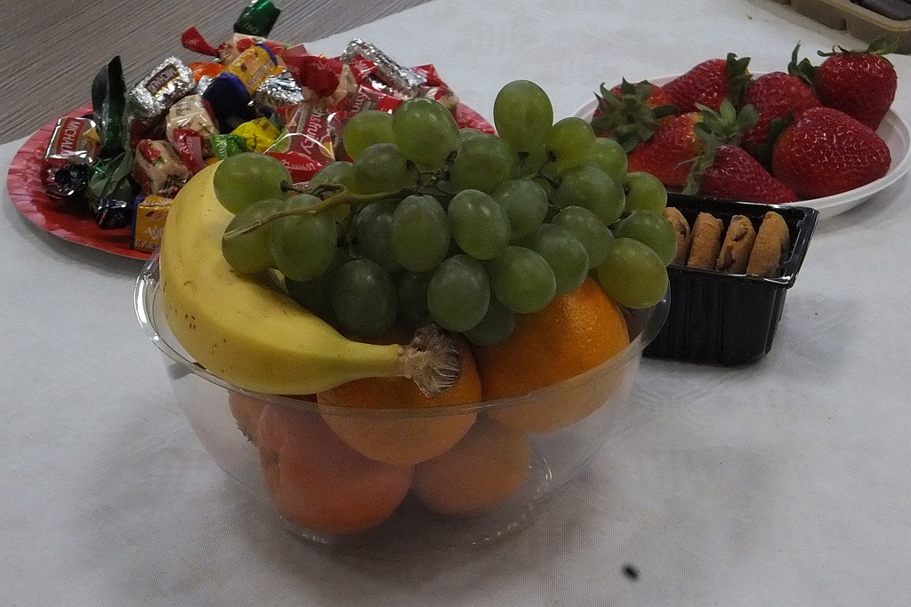 Pracownice starostwa obdarowane słodyczami na Dzień Kobiet