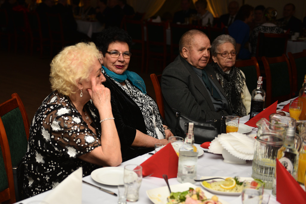 Policyjni emeryci zaprosili swoje panie na wspólne świętowanie