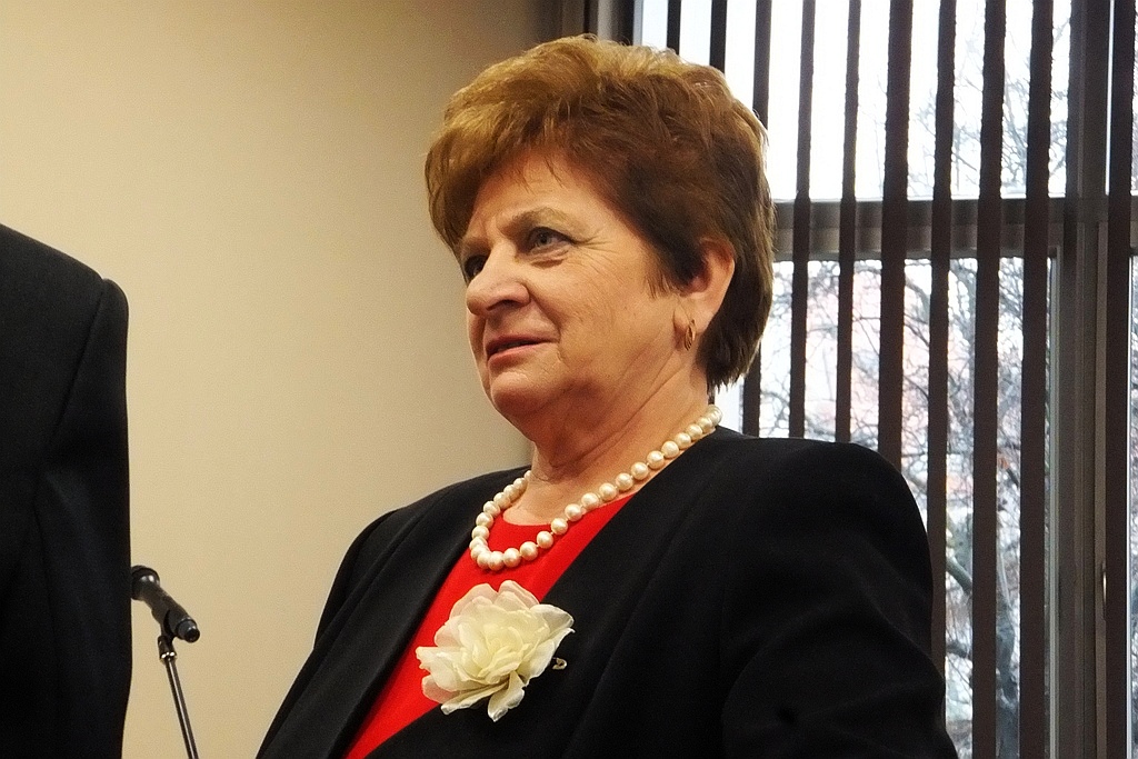 Pracownice starostwa obdarowane słodyczami na Dzień Kobiet