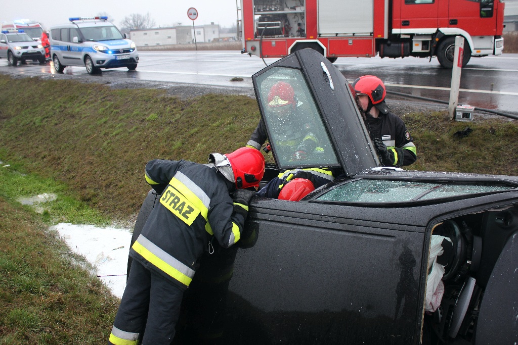Na obwodnicy samochód ciężarowy zderzył się z osobówką