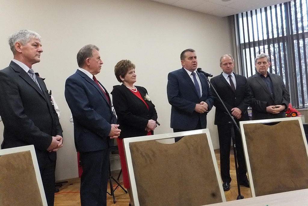 Pracownice starostwa obdarowane słodyczami na Dzień Kobiet