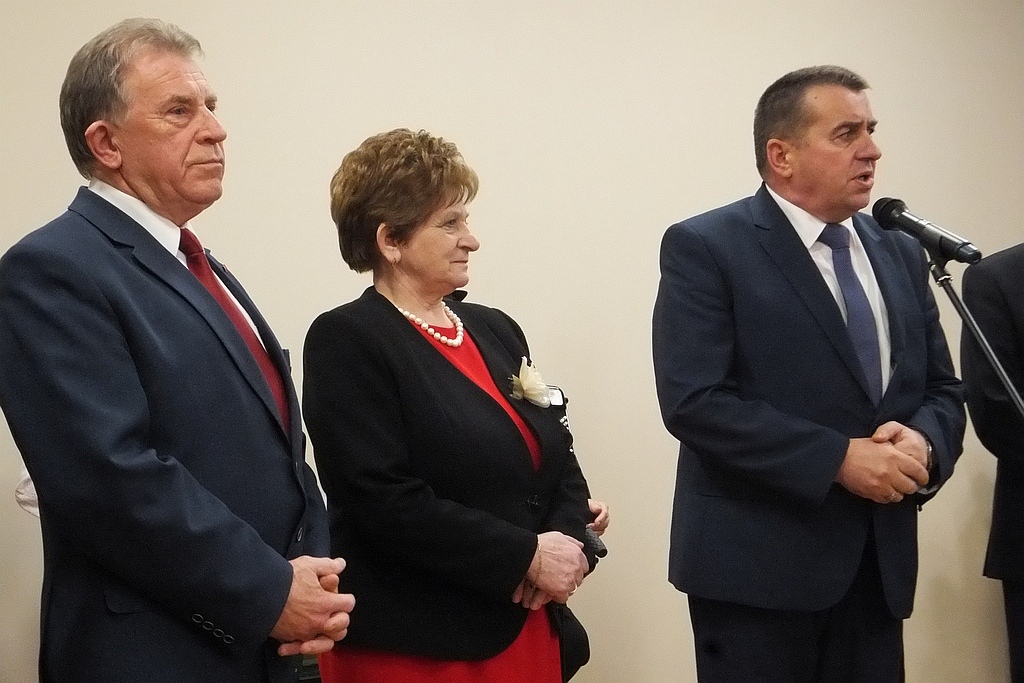 Pracownice starostwa obdarowane słodyczami na Dzień Kobiet