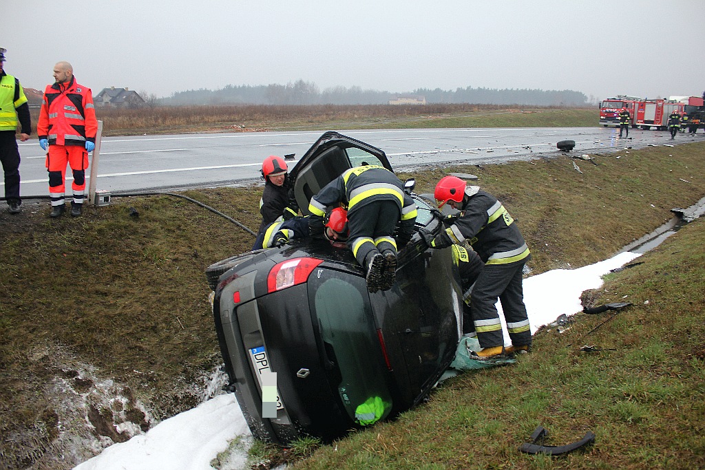 Na obwodnicy samochód ciężarowy zderzył się z osobówką