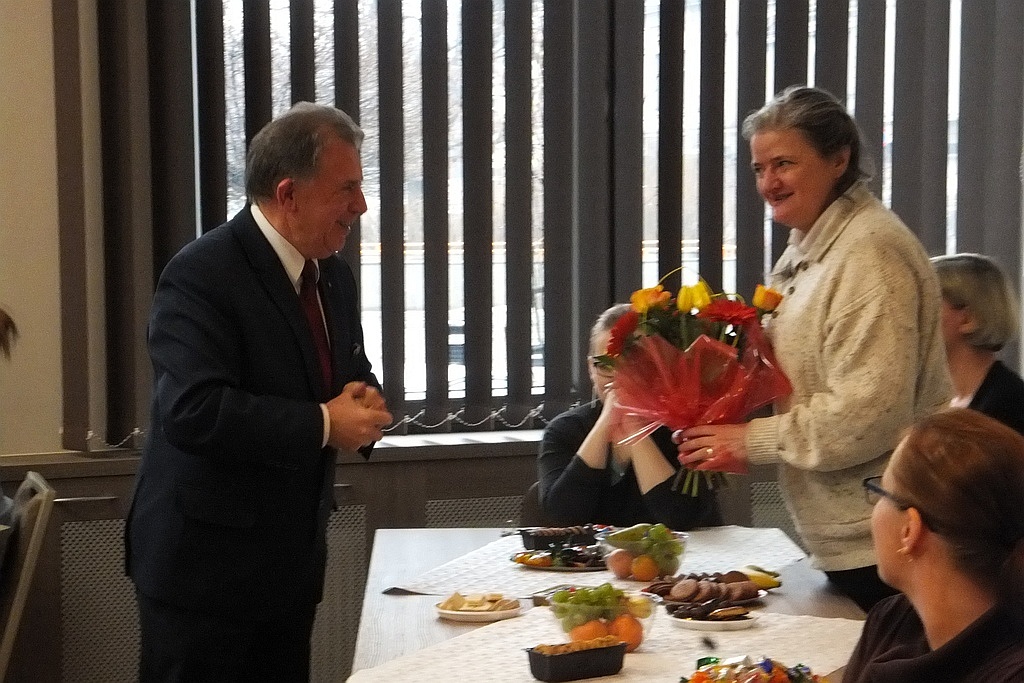 Pracownice starostwa obdarowane słodyczami na Dzień Kobiet