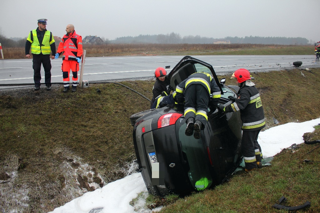 Na obwodnicy samochód ciężarowy zderzył się z osobówką