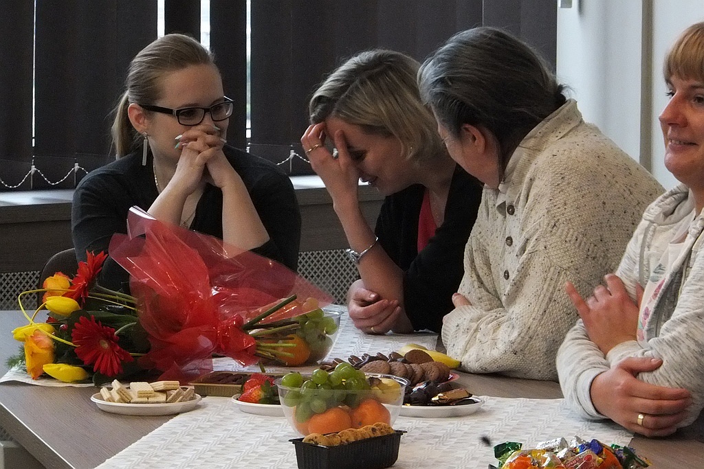 Pracownice starostwa obdarowane słodyczami na Dzień Kobiet