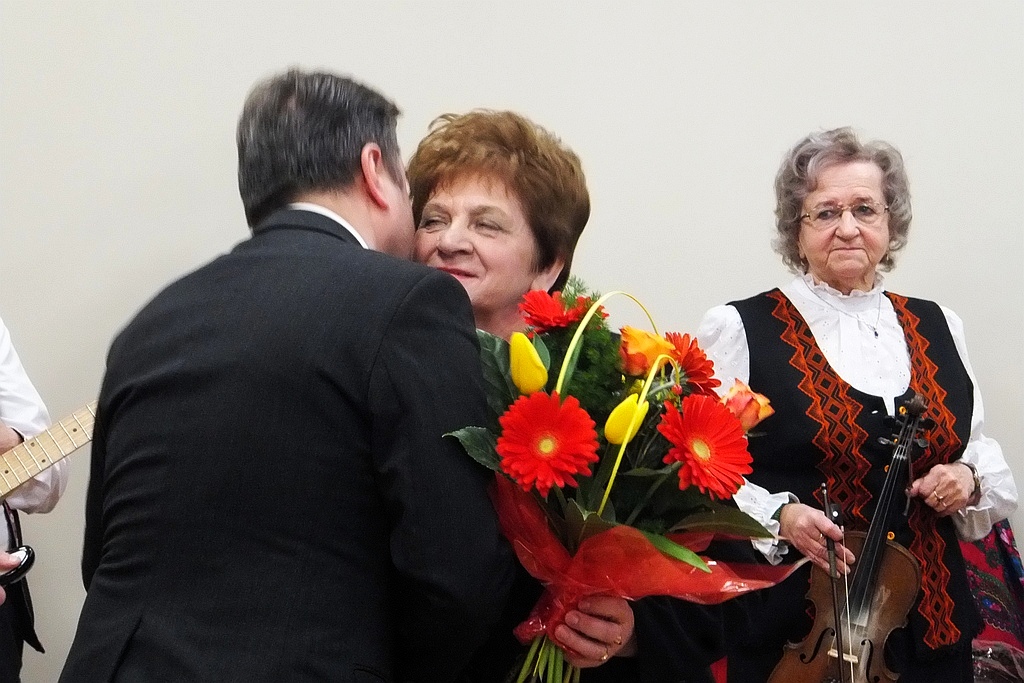 Pracownice starostwa obdarowane słodyczami na Dzień Kobiet