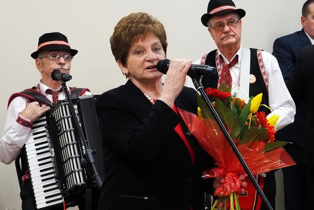 Pracownice starostwa obdarowane słodyczami na Dzień Kobiet