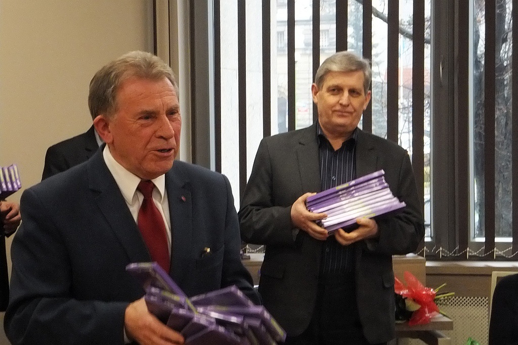 Pracownice starostwa obdarowane słodyczami na Dzień Kobiet