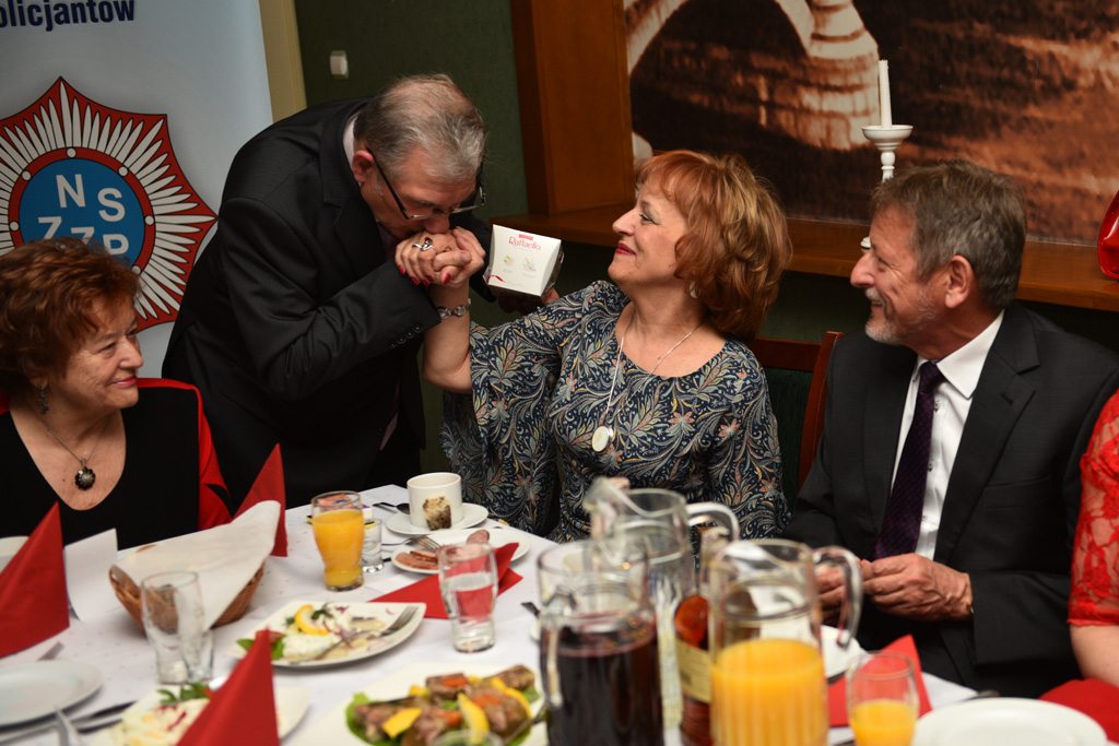 Policyjni emeryci zaprosili swoje panie na wspólne świętowanie