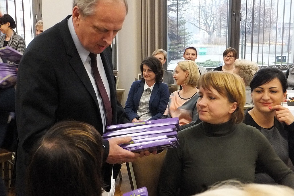 Pracownice starostwa obdarowane słodyczami na Dzień Kobiet