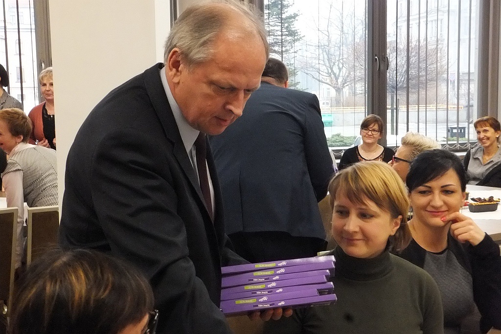 Pracownice starostwa obdarowane słodyczami na Dzień Kobiet