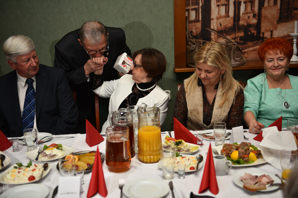 Policyjni emeryci zaprosili swoje panie na wspólne świętowanie