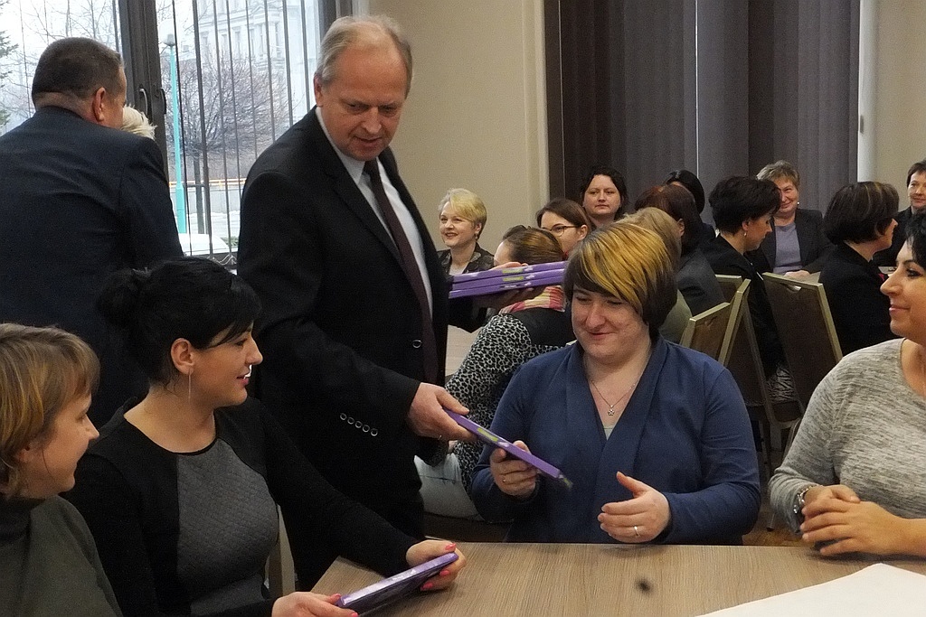 Pracownice starostwa obdarowane słodyczami na Dzień Kobiet