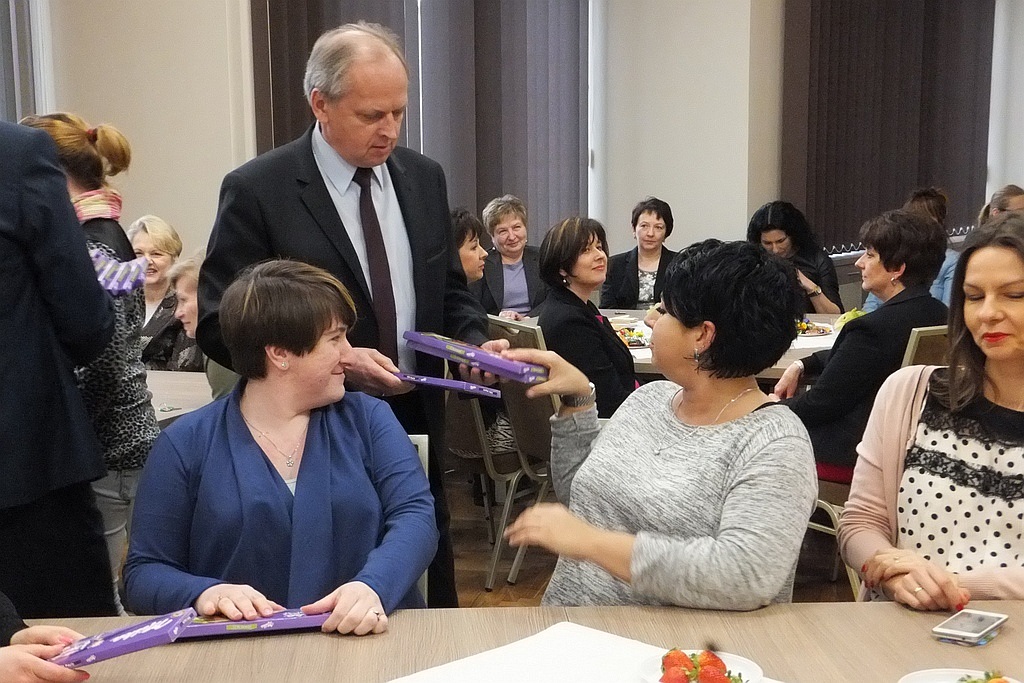 Pracownice starostwa obdarowane słodyczami na Dzień Kobiet