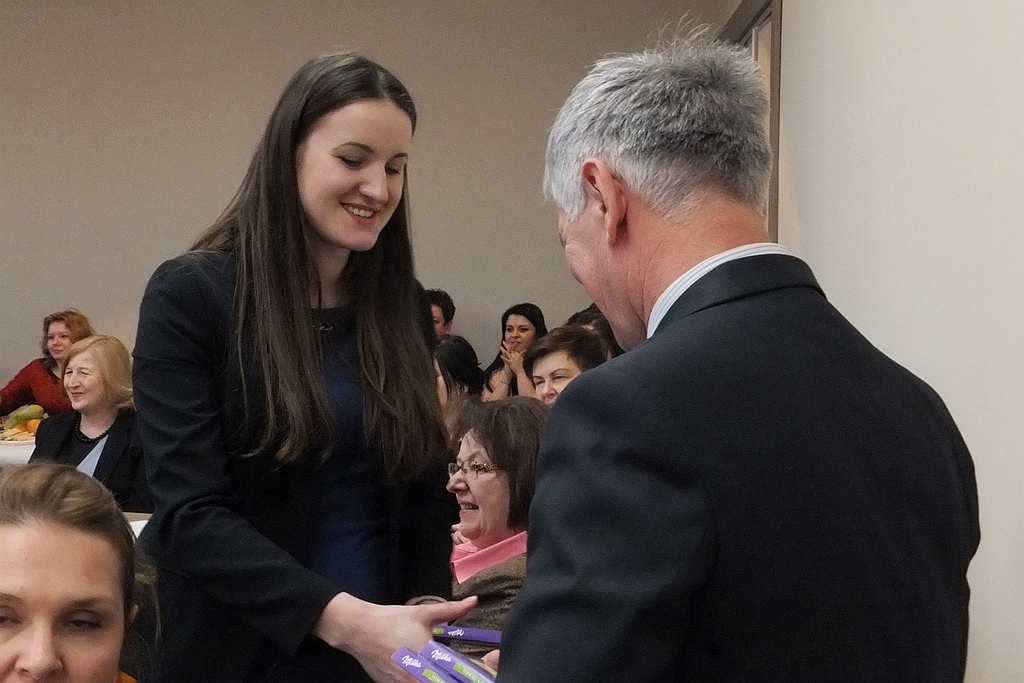 Pracownice starostwa obdarowane słodyczami na Dzień Kobiet