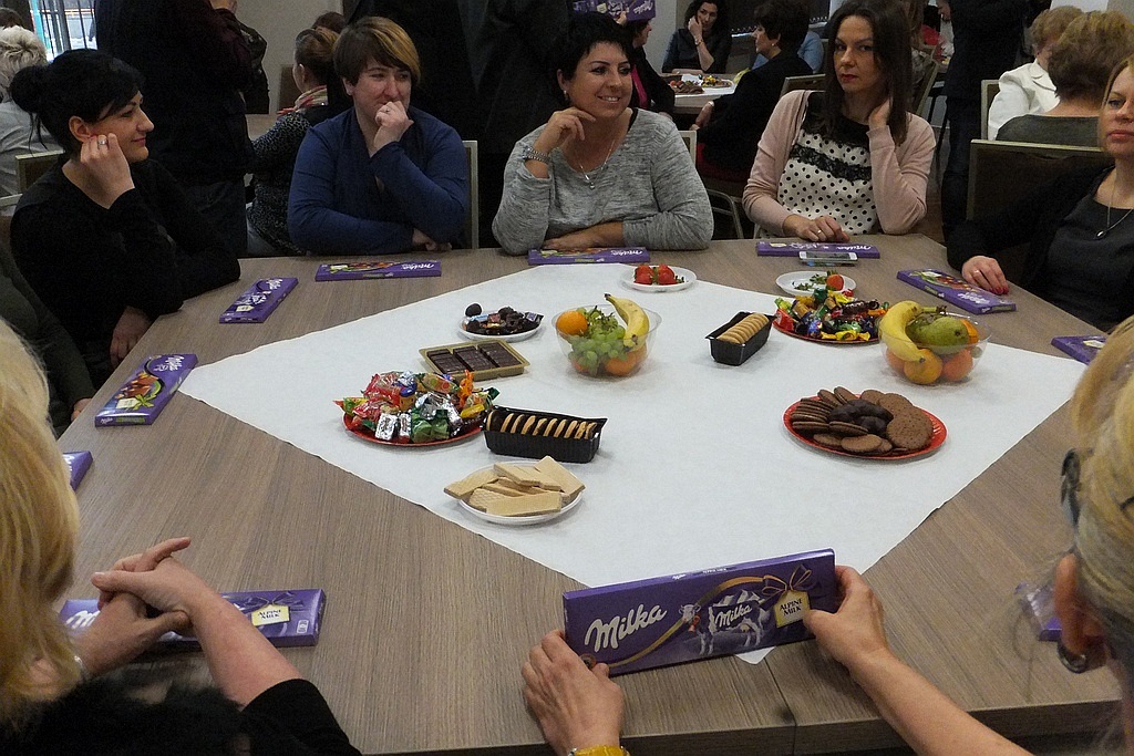 Pracownice starostwa obdarowane słodyczami na Dzień Kobiet