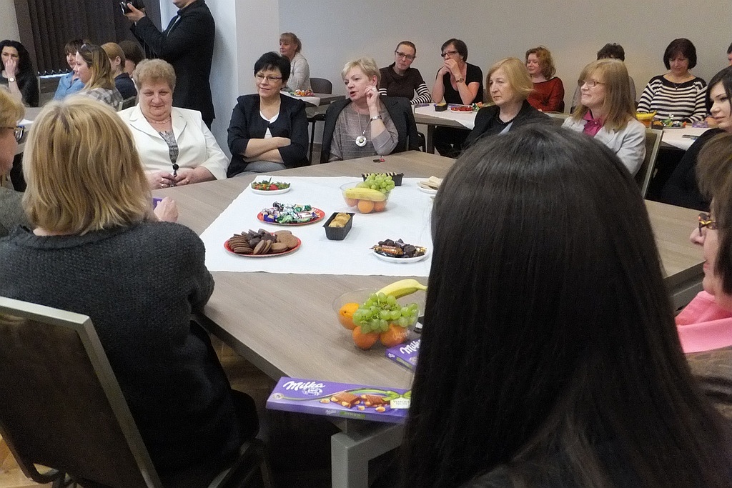 Pracownice starostwa obdarowane słodyczami na Dzień Kobiet