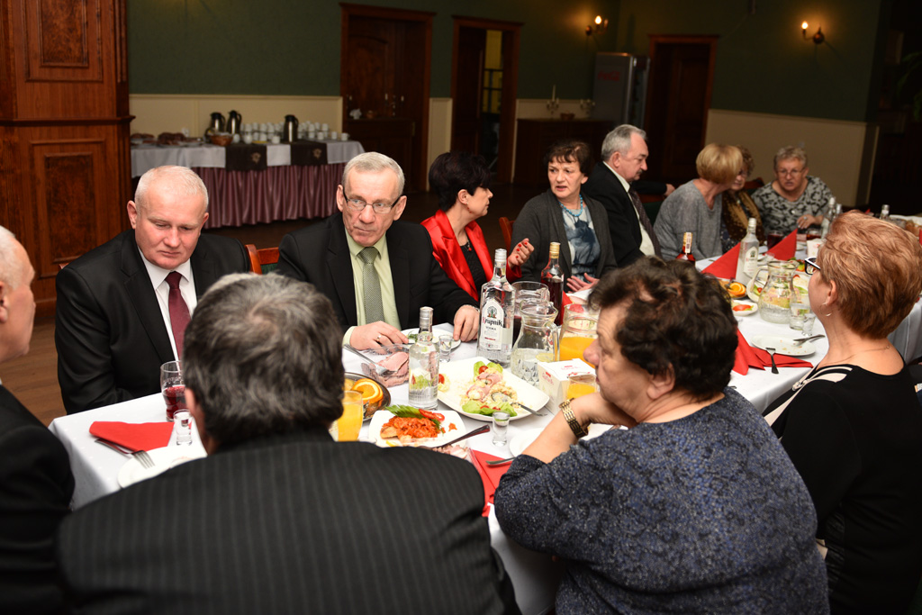 Policyjni emeryci zaprosili swoje panie na wspólne świętowanie