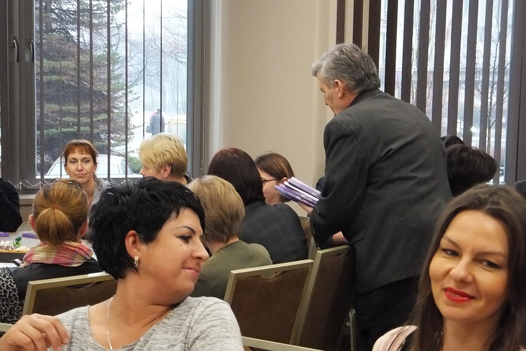 Pracownice starostwa obdarowane słodyczami na Dzień Kobiet