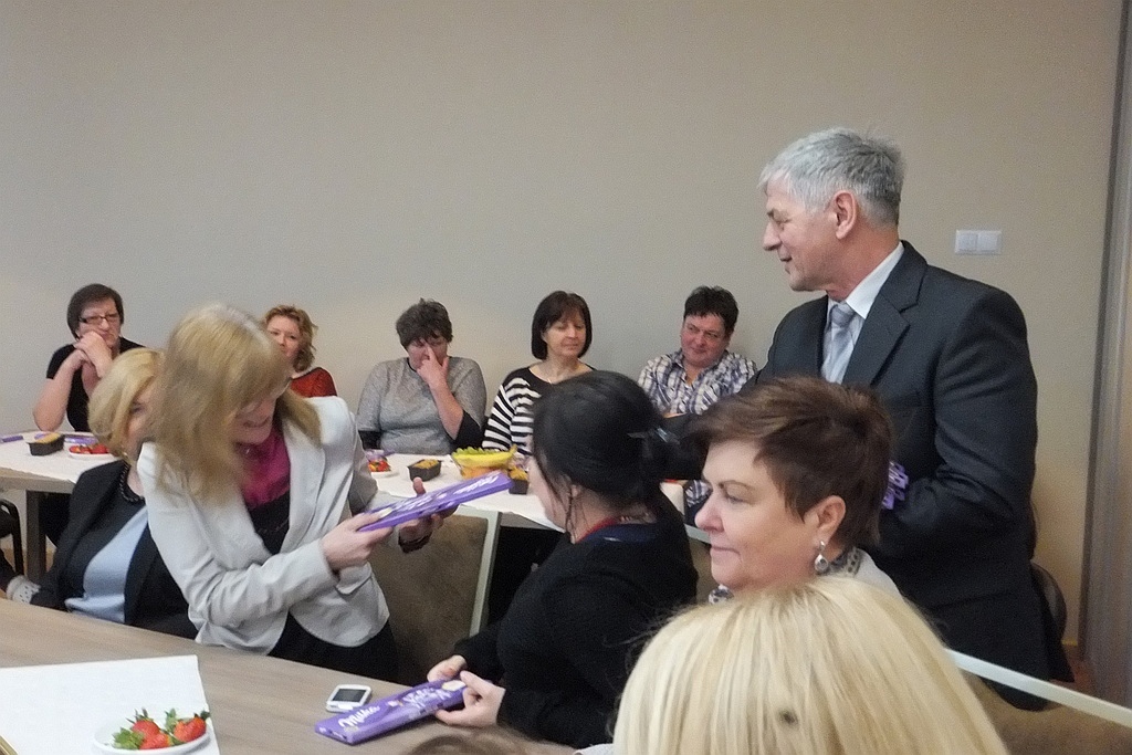 Pracownice starostwa obdarowane słodyczami na Dzień Kobiet